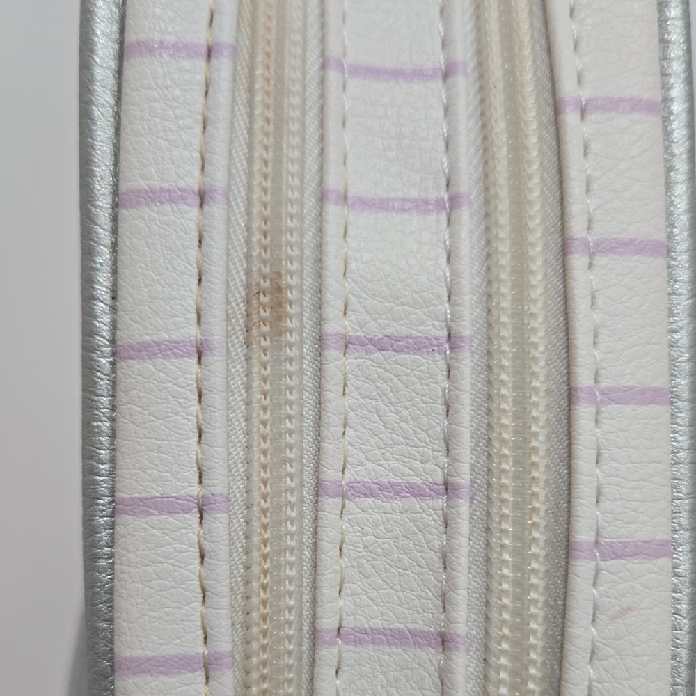 Betsey Johnson Lilac Quilted Crossbody Bag with Gold & Polyurethane Chain. - Picture 10 of 11